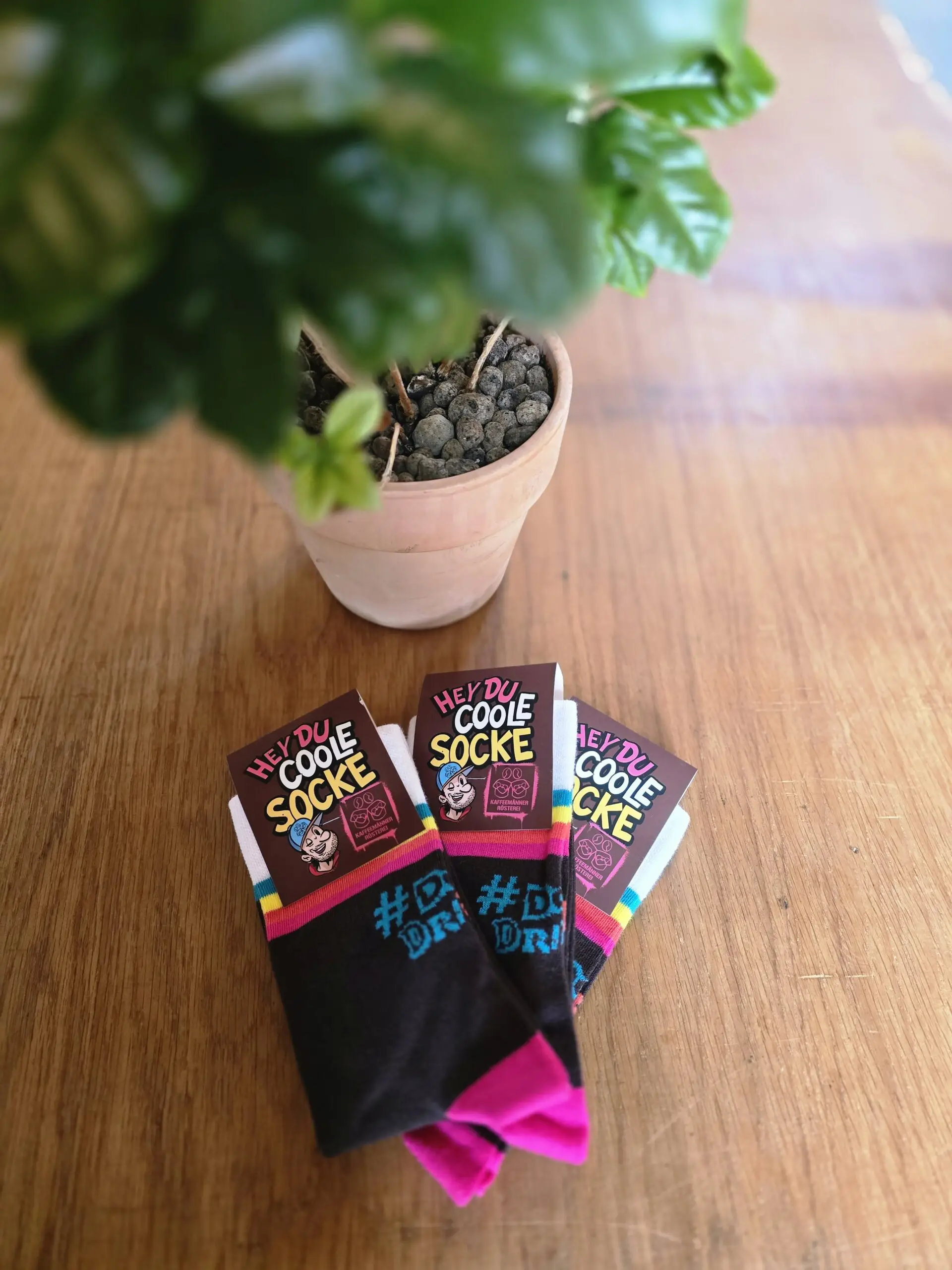 Schwarze Kaffeemännersocken mit buntem Design